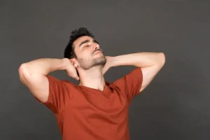 Hombre realizando estiramientos cervicales suaves