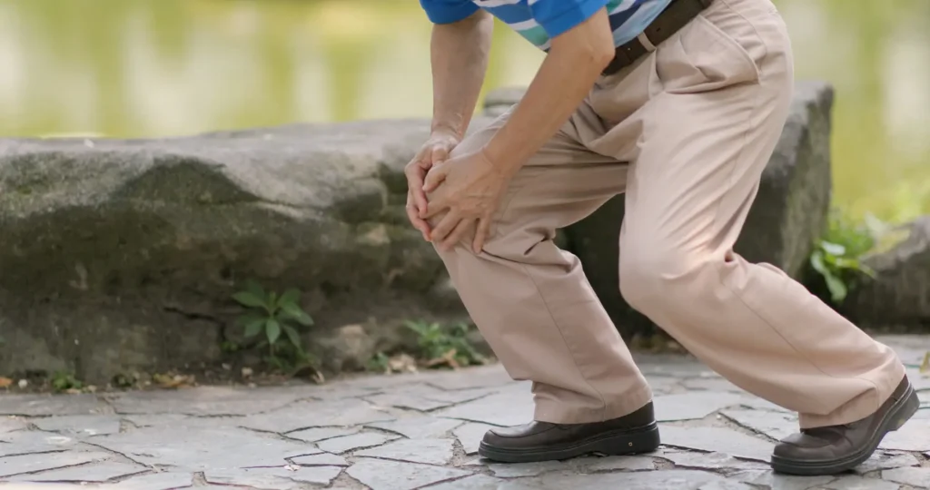 Escenario de caminata con expresión de dolor – dolor de rodilla