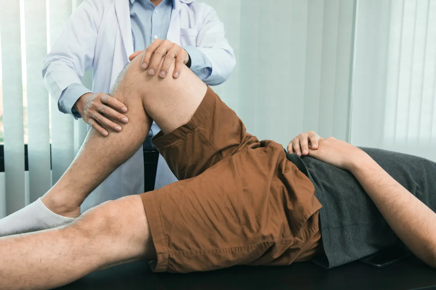 Fisioterapeuta trabajando con máquina robótica – fisioterapia robótica para rodilla