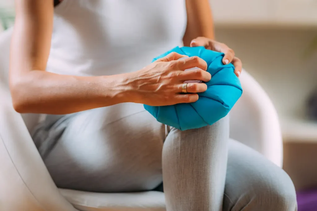 Imagen de persona aplicando hielo en la rodilla – dolor de rodilla al caminar y flexionar