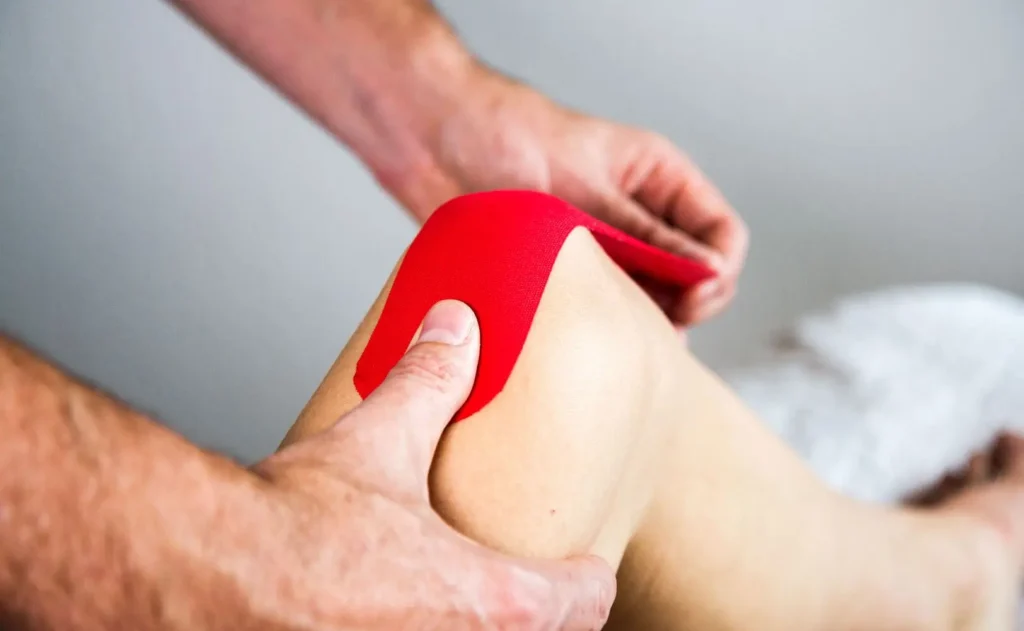 Paciente recibiendo tratamiento para el dolor de rodilla – tratamiento para dolor de rodilla