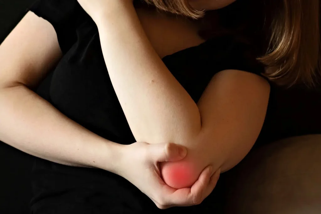 ¿Presentas dolor articular? Recupera tu movilidad - dolor articular codo inflamado como causa común del dolor articular-clinica del dolor