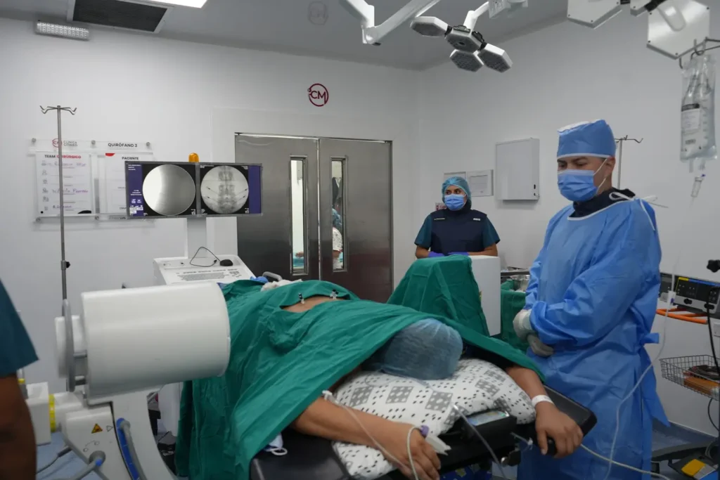Qué es la inyección epidural para el dolor - inyección epidural paciente recibiendo orientación médica sobre los riesgos de la inyección epidural-clinica del dolor