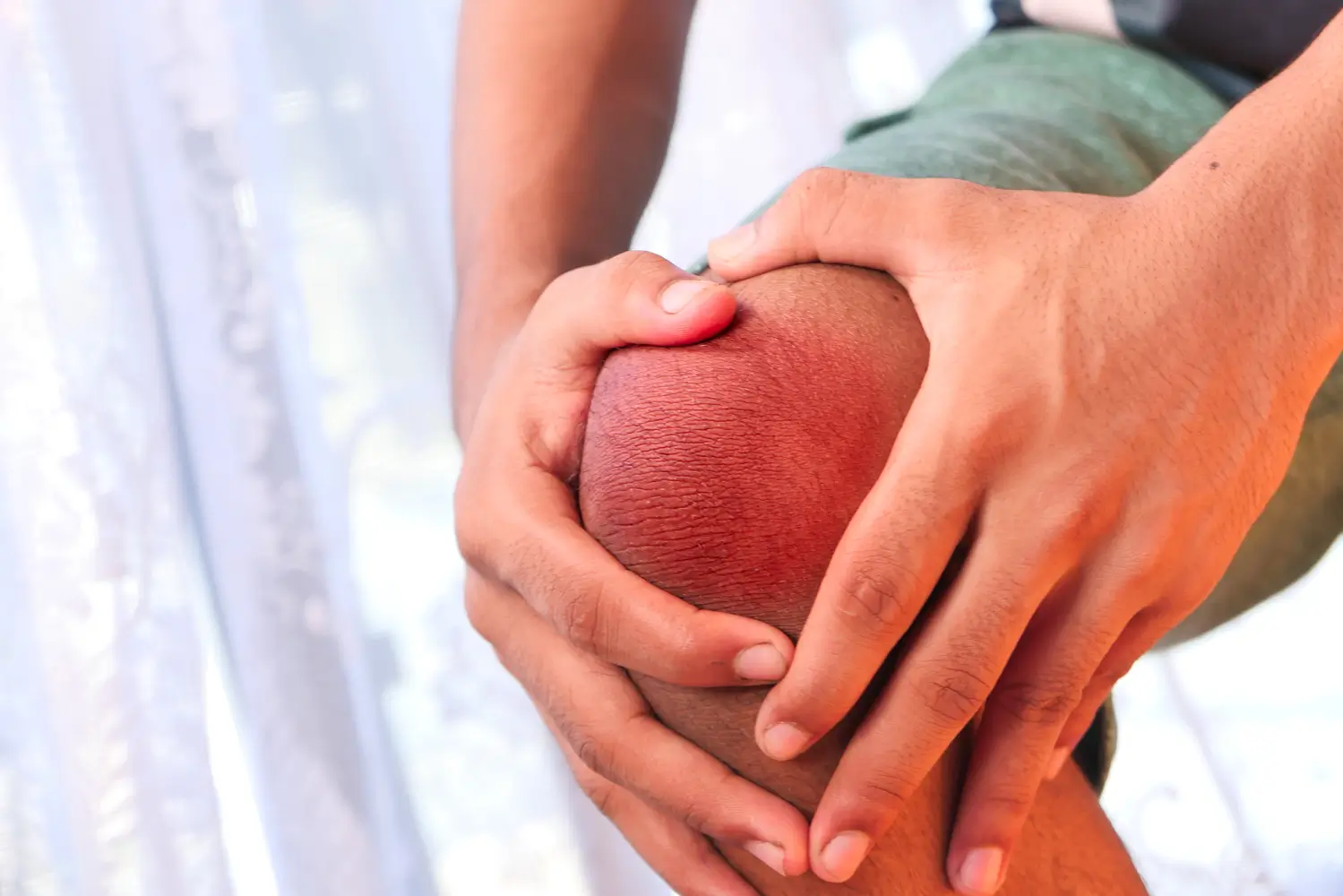 rodilla inflamada representando dolor articular- clinica del dolor