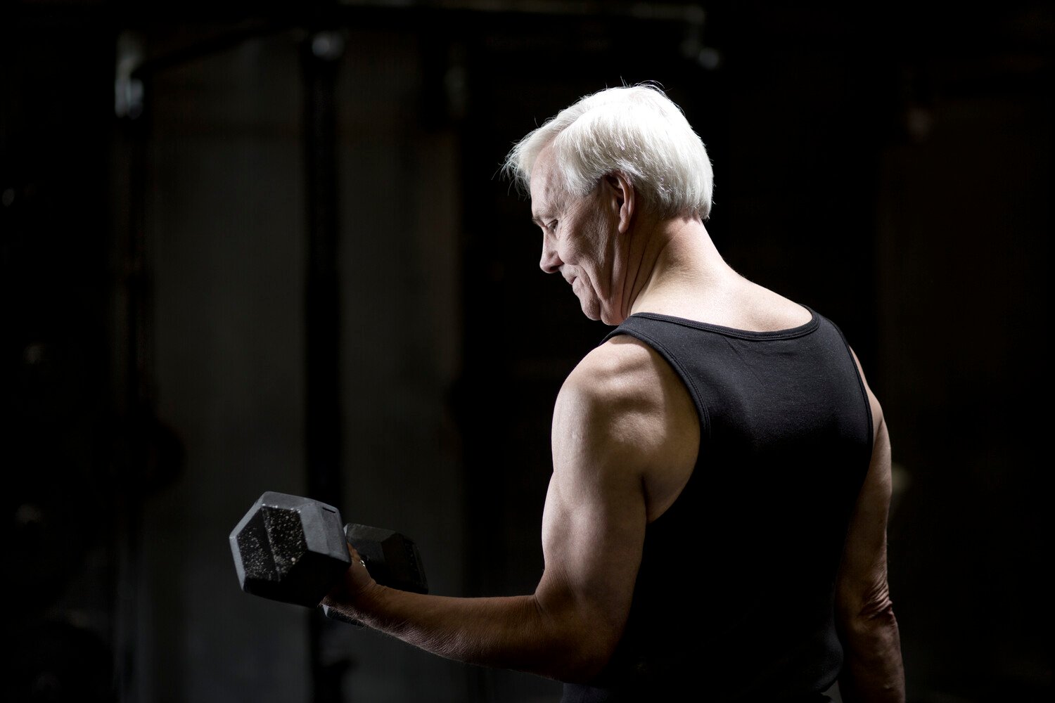 Ejercicio supervisado en gimnasio tratamiento de la sarcopenia - clinica del dolor