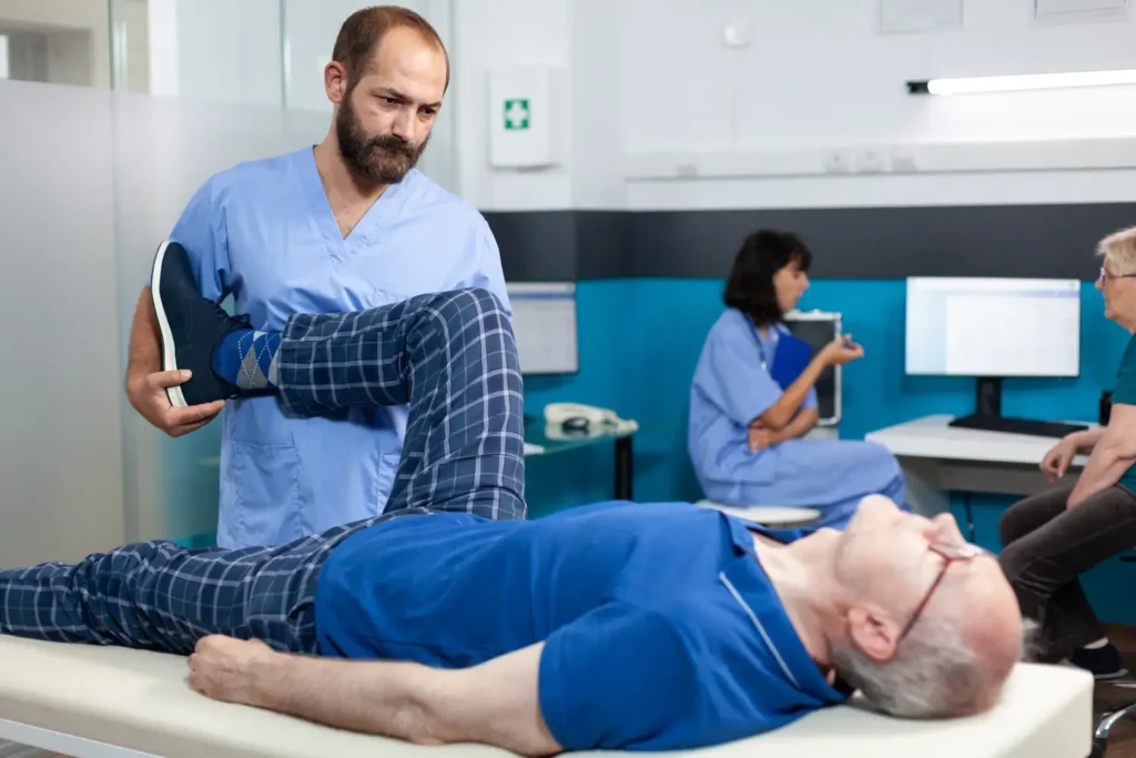 Descubra qué es la fibromialgia, sus síntomas, causas y tratamientos más eficaces - qué es la fibromialgia Imagen de paciente recibiendo fisioterapia para tratamiento de la fibromialgia