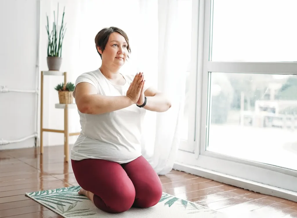 Descubra qué es la fibromialgia, sus síntomas, causas y tratamientos más eficaces - qué es la fibromialgia Mujer practicando yoga como ejemplo de qué es bueno para la fibromialgia