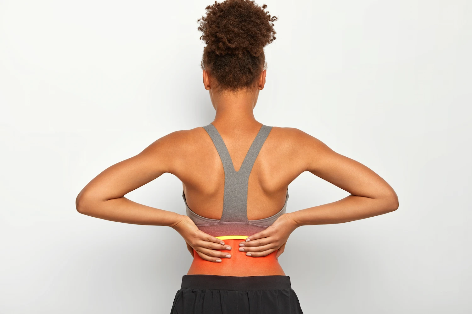 Persona haciendo estiramientos para aliviar el dolor lumbar - clinica del dolor