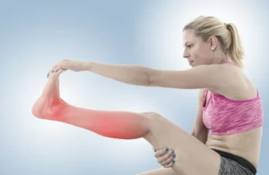 atleta con distensión muscular en la pierna - clinica del dolor