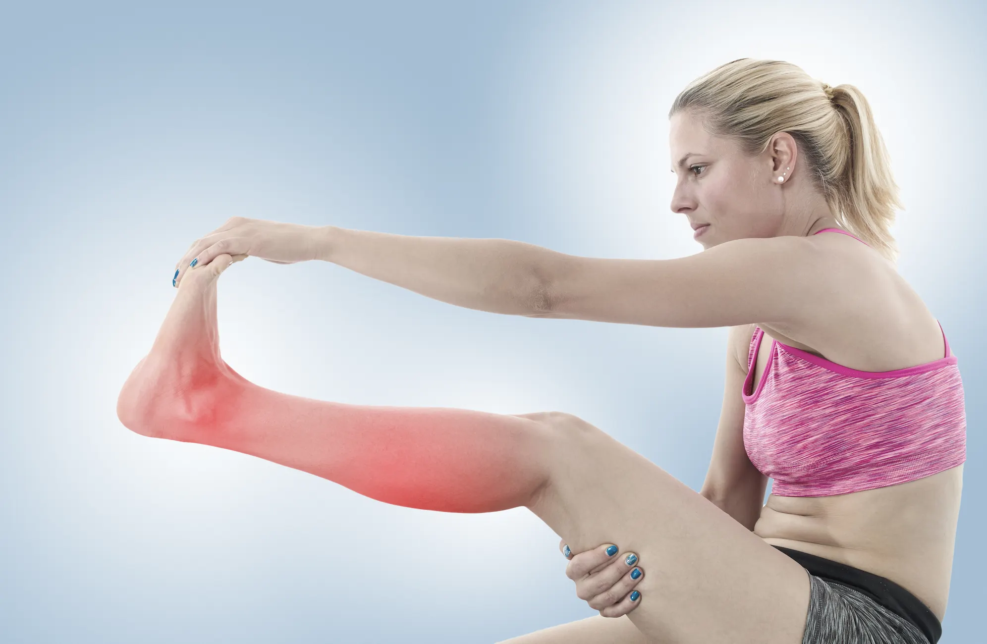 atleta con distensión muscular en la pierna - clinica del dolor